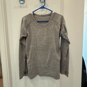 Gray Long Sleeve Athletic Top - Size Medium (Club Pilates)